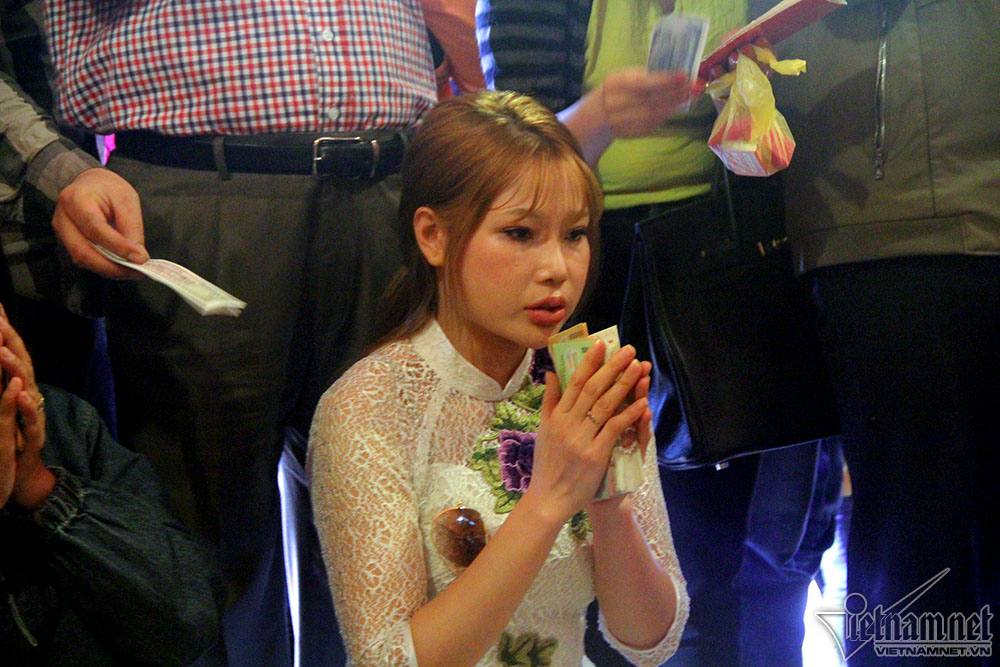 Vàng mã đốt nghi ngút, tiền lẻ rải kín phủ Tây Hồ rằm tháng Giêng